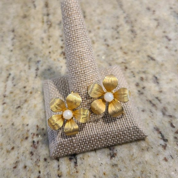 Unbranded Jewelry - Vintage Gold Tone Textured Flower Daisy Faux Pearl Prong Center Clip on Earrings